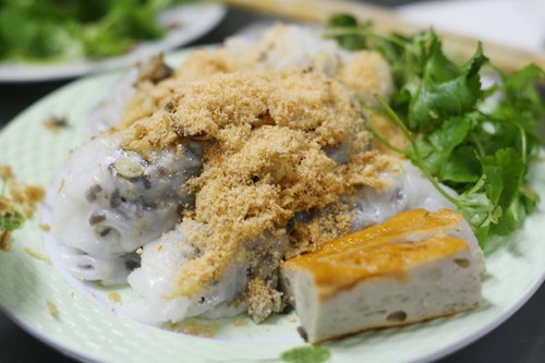 Bánh cuốn nóng hổi thêm một lớp hành khô chao thơm phức