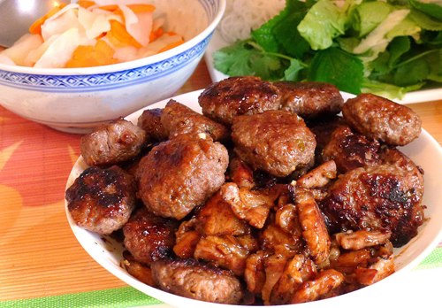 Bún chả kẹp vỉ nướng than hoa nóng hổi và hương thơm cháy cạnh rất quyến rũ