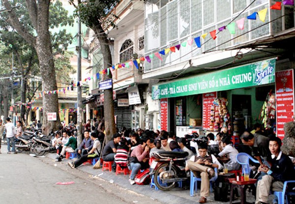 Những quán cafe vỉa hè luôn cực hút khách