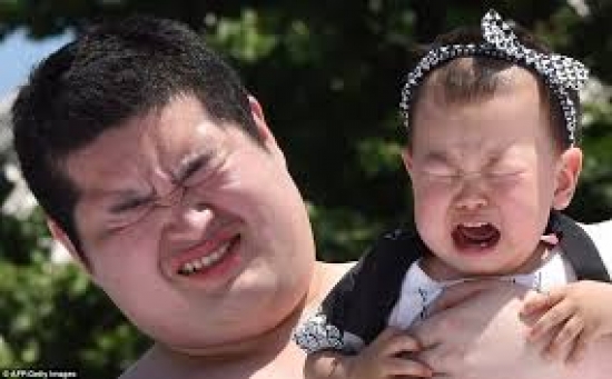  Thích thú khi tham gia lễ hội “ Bé khóc cùng Sumo” Nakizumou Matsuri, Nhật Bản