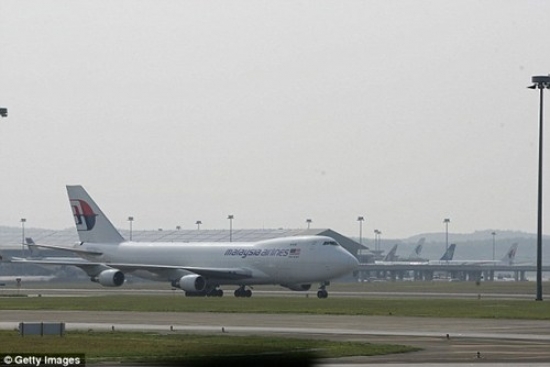 Máy bay Malaysia Airlines hạ cánh khẩn cấp vì khách chuyển dạ