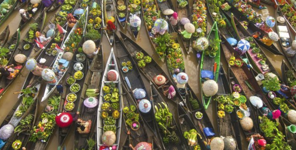 Chợ nổi ở Hậu Giang tấp nập thuyền bè, tiếng rao hàng vang vọng trên sông. Mang đến trải nghiệm văn hóa sông nước độc đáo khó quên.