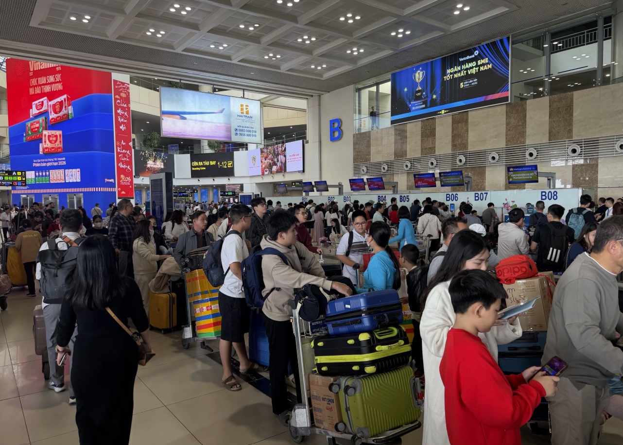 Sân bay Nội Bài đông đúc sau Tết
