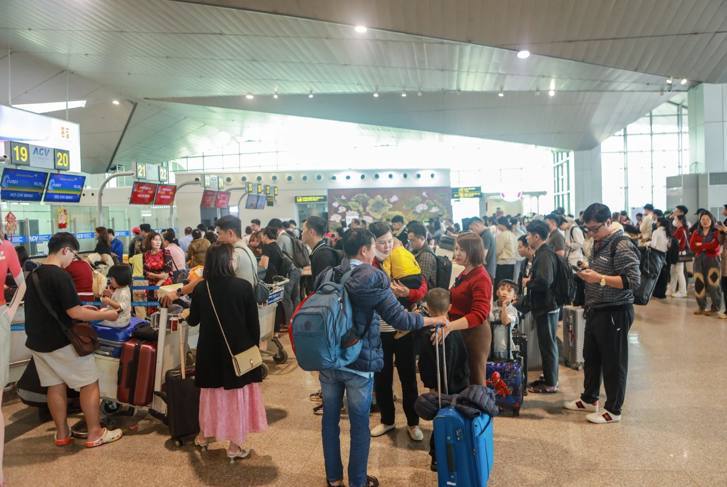 Sân bay Vinh đông đúc hành khách làm thủ tục vào Sài Gòn sau Tết