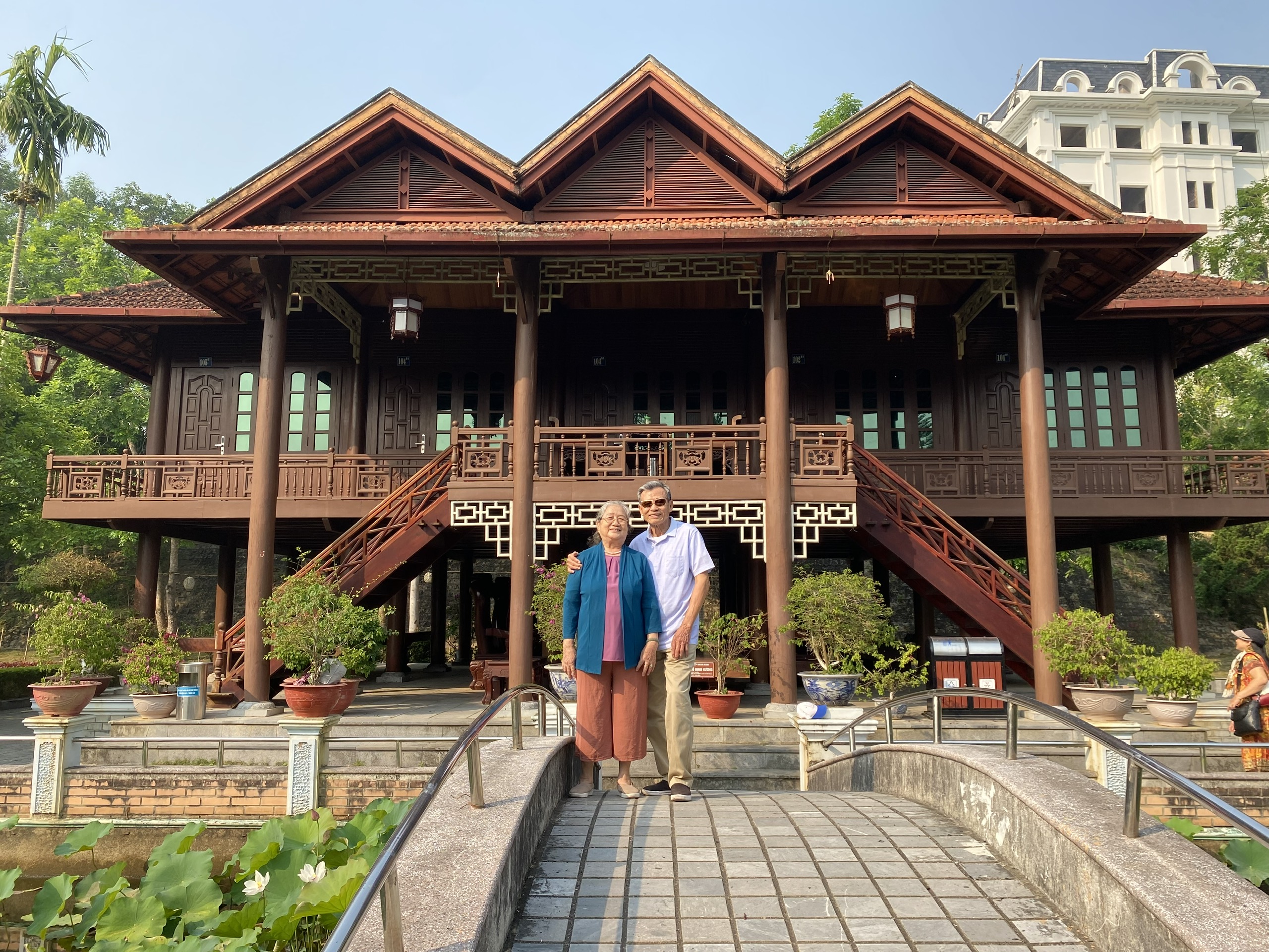 Khách sạn nhà sàn khi đặt vé máy bay Long Thành Điện Biên