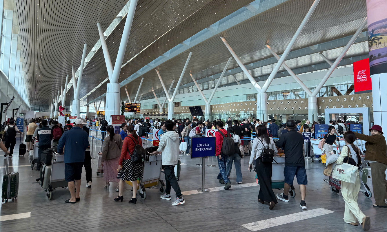 Sân bay Tân Sơn Nhất khi đặt vé máy bay Long Thành đi Huế